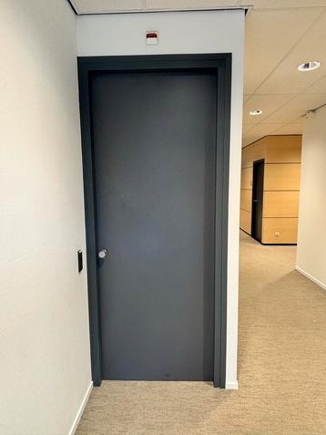 Grijze brandwerende binnendeur met kozijn-Zo goed als nieuw beschikbaar voor biedingen