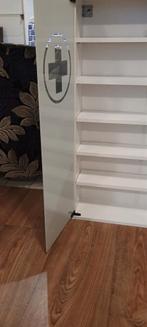 Medisch kastje met glazen deur, Ophalen