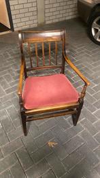 Klassieke houten armstoel met rood kussen, Ophalen