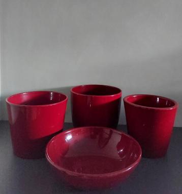 Rode bloempotten en schaal, rond, aardewerk beschikbaar voor biedingen