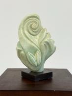 Groene natuursteen sculpture op marmeren Sokkel, Ophalen of Verzenden