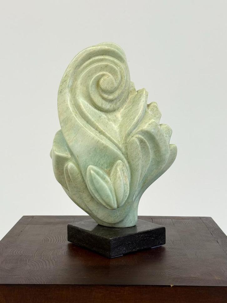 Groene natuursteen sculpture op marmeren Sokkel, Antiek en Kunst, Kunst | Beelden en Houtsnijwerken, Ophalen of Verzenden