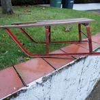 Houten slee met rode metalen frame in goede staat jaren 50, Ophalen of Verzenden, Gebruikt, Hout