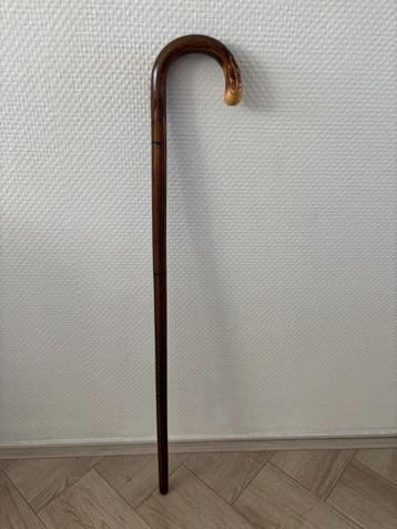 Vintage wandelstok met decoratie aan handvat.  beschikbaar voor biedingen