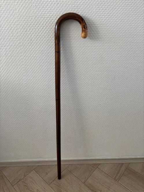 Vintage wandelstok met decoratie aan handvat., Antiek en Kunst, Curiosa en Brocante, Ophalen of Verzenden