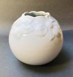 Lief klein porseleinen bolvaasjes met bloemen erop, wit, Verzenden, Wit, Aardewerk of Porselein, Zo goed als nieuw