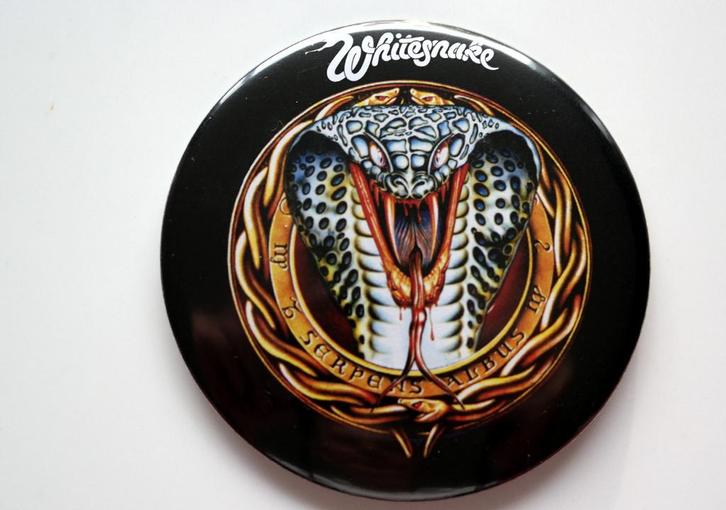 WHITESNAKE xxl button speld 9.5 cm bb55 zie svp beschrijving, Verzamelen, Muziek, Artiesten en Beroemdheden, Nieuw, Overige typen