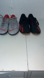 Twee zaalvoetbalschoenen, Twee personen