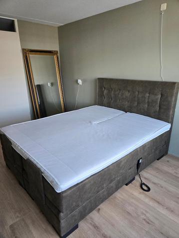 Elektrisch verstelbare boxspring/2persoonsbed met hoofdbord beschikbaar voor biedingen