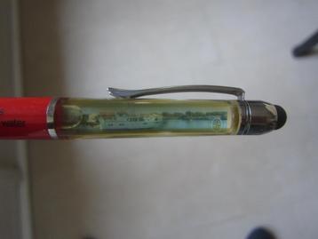 floating pen  met een heen en weer gaand jacht yacht schip beschikbaar voor biedingen