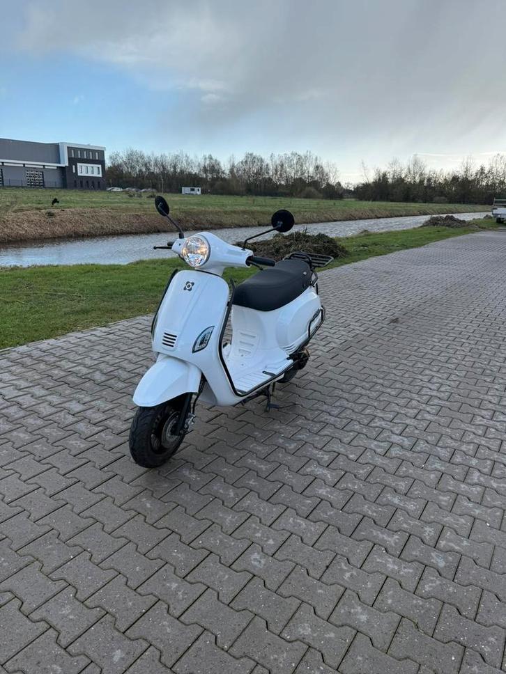AGM VX50 Brom Scooter Geel Kenteken, Fietsen en Brommers, Snorfietsen en Snorscooters, Zo goed als nieuw, Overige merken, Benzine
