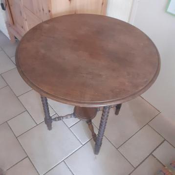 Vintage tafeltje beschikbaar voor biedingen
