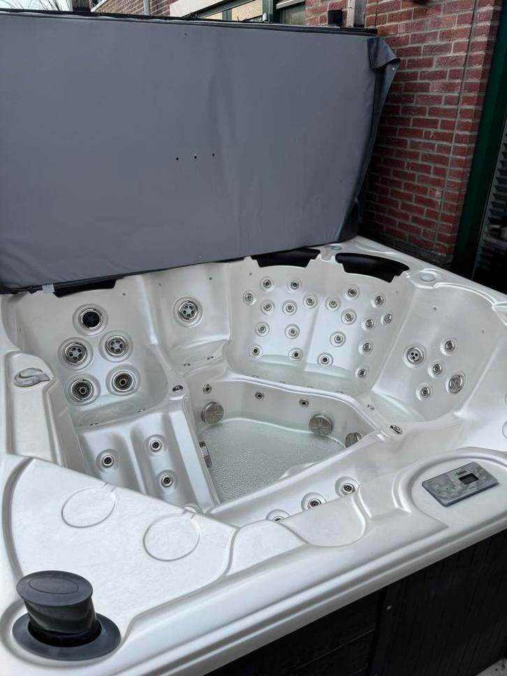 Sunspa 6 persoons spa bomvol, Tuin en Terras, Bubbelbaden en Hottubs, Gebruikt, Vast, Afdekzeil, Pomp, Trap, Ophalen