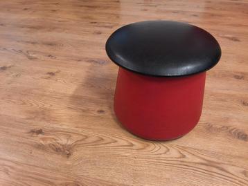 Vintage Poef Rood/Zwart met Opbergruimte beschikbaar voor biedingen