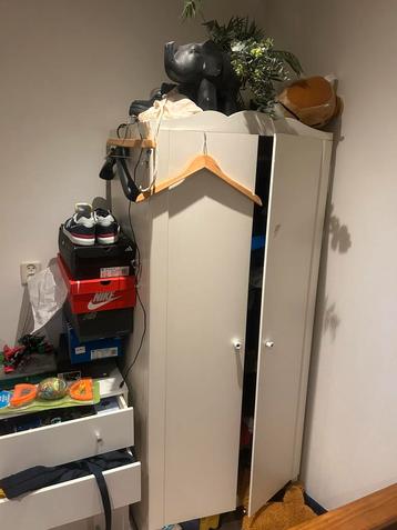 Witte kledingkast met deuren beschikbaar voor biedingen