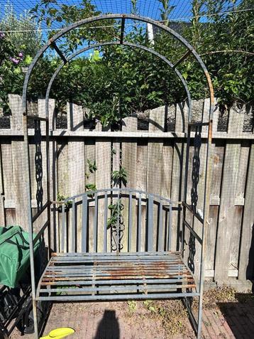 metalen pergola met bank 215 bij 117cm beschikbaar voor biedingen