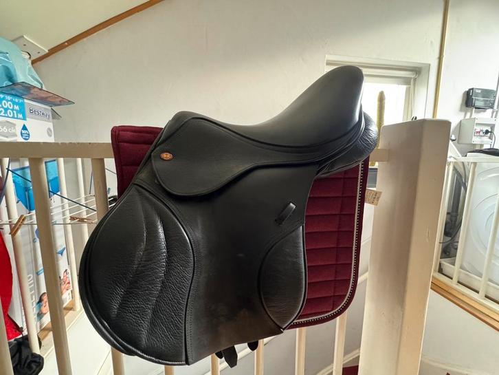 Kent & Masters 17inch springzadel, Dieren en Toebehoren, Paarden en Pony's | Zadels, Zo goed als nieuw, Springen, Ophalen of Verzenden