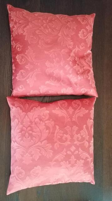 2 sierkussens met bijbehorende tafel lopers  beschikbaar voor biedingen