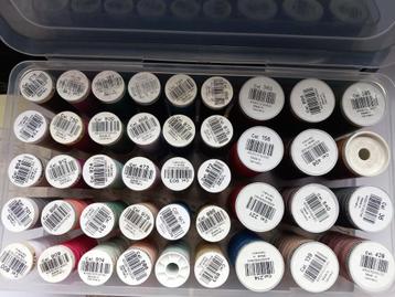 Naaigaren doos met nieuwe klossen gutermann garen 🎁🎁🎁 beschikbaar voor biedingen