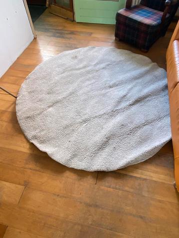 Wit rond vloerkleed (tegen elk aannemelijk bod) beschikbaar voor biedingen