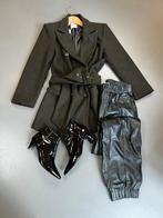 The FRANKIE SHOP olijfgroene jas met schoudervulling S-TIEN, TIEN concepts, -, -, Ophalen of Verzenden