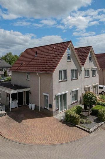 Voor een compleet woonhuis, witte houten jaloezieën beschikbaar voor biedingen