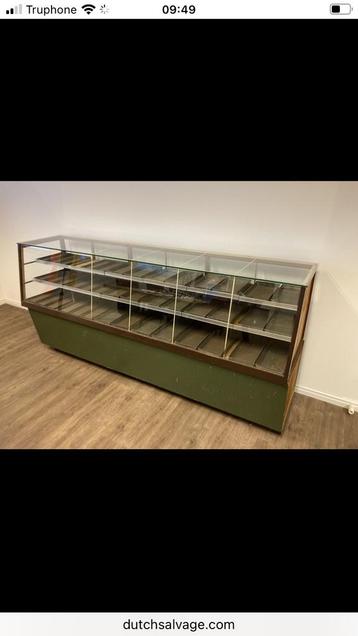 Banketbakkers vitrine uit de jaren ‘60 beschikbaar voor biedingen