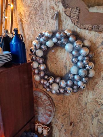 Kerstkrans in grijstinten. beschikbaar voor biedingen