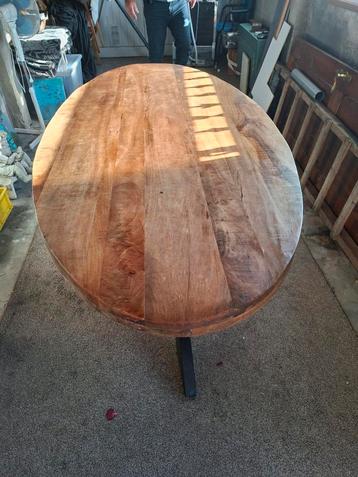Houten ovalen eettafel beschikbaar voor biedingen