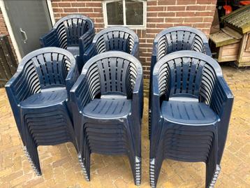Te huur! Tuinfeestje? Bijna 65 keurig blauwe tuinstoelen! beschikbaar voor biedingen
