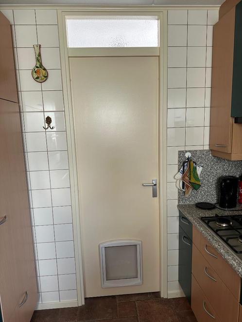 Te koop kozijn met deur en hondenluik, Doe-het-zelf en Verbouw, Kozijnen en Schuifpuien, Gebruikt, Deurkozijn, Hout, 225 cm of meer