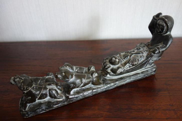 Beeld Eskimo met slede met 4 honden beeld, Verzamelen, Beelden en Beeldjes, Zo goed als nieuw, Mens, Ophalen of Verzenden