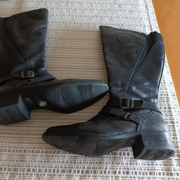 Zwarte laarzen  beschikbaar voor biedingen