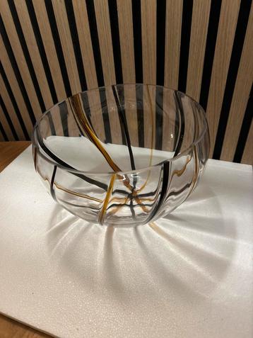 Glazen schaal met decoratie beschikbaar voor biedingen