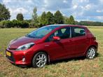 Toyota Yaris 1.5 Full Hybrid CVT 5DR 2013 Rood, Auto's, Toyota, 1497 cc, 74 pk, 4 cilinders, 1070 kg