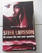 Stieg Larsson - De vrouw die met vuur speelde, Boeken, Thrillers, Gelezen, Stieg Larsson, Ophalen of Verzenden, Nederland