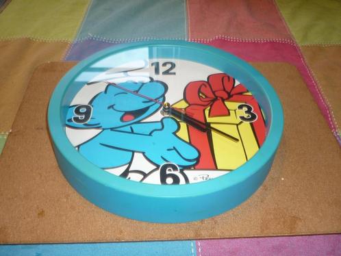 Mooie wandklok met smurf erop met een cadeau in de handen, Huis en Inrichting, Woonaccessoires | Klokken, Zo goed als nieuw, Wandklok