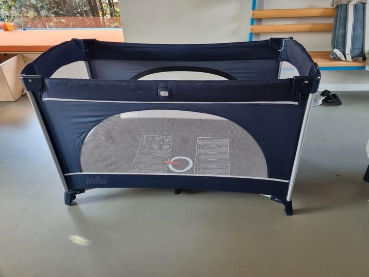 Joie campingbedje met voorsluiting incl draagbaar matras, Kinderen en Baby's, Babywiegjes en Ledikanten, Zo goed als nieuw, Reisbedje