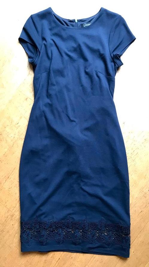 chique donkerblauw jurkje (met borduursels en voering) mt. S, Kleding | Dames, Jurken, Ophalen of Verzenden