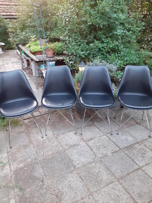 4 leuke zwarte kunststof kuipstoeltjes metalen onderstel, Huis en Inrichting, Stoelen, Gebruikt, Vier, Kunststof, Zwart, Ophalen