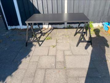Zwart hout bureau