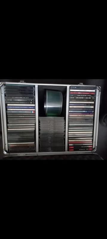 Grote CD Collectie in Koffer beschikbaar voor biedingen