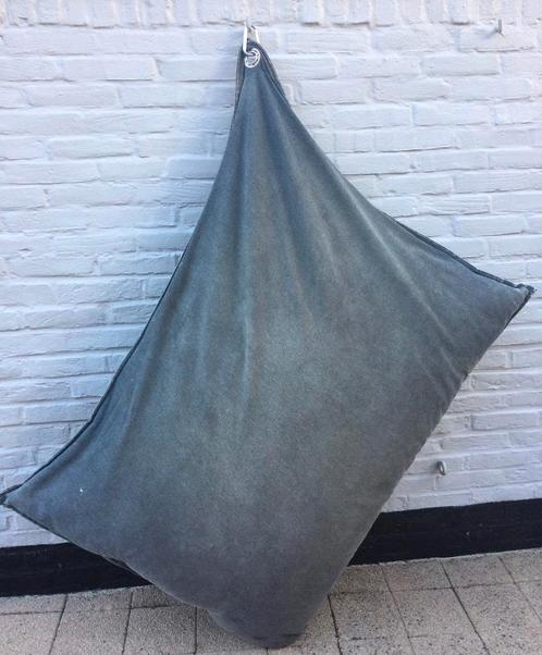 ZGAN. Groot hondenkussen 130 x 100, soort jeans stof, stevig, Dieren en Toebehoren, Hondenriemen, Zo goed als nieuw, Ophalen