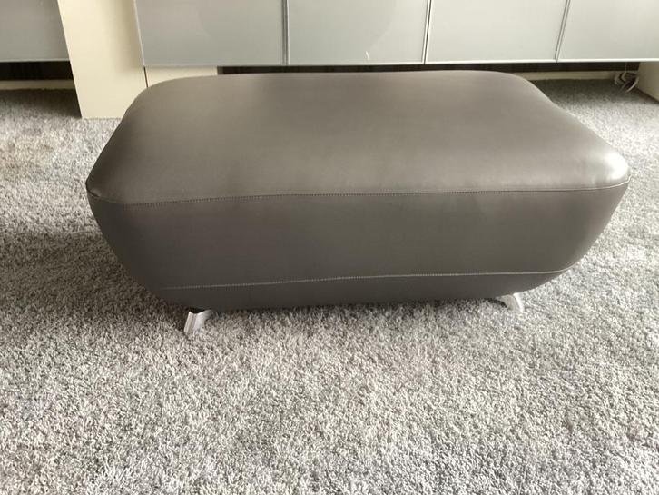 Lederen pouf Leolux, model Daja, Huis en Inrichting, Banken | Voetenbanken en Poefen, Zo goed als nieuw, 75 tot 100 cm, 50 tot 75 cm