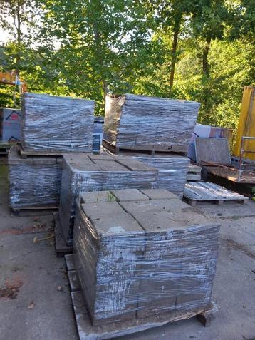 Grote partij zware betontegels 30x30 6cm dik beschikbaar voor biedingen