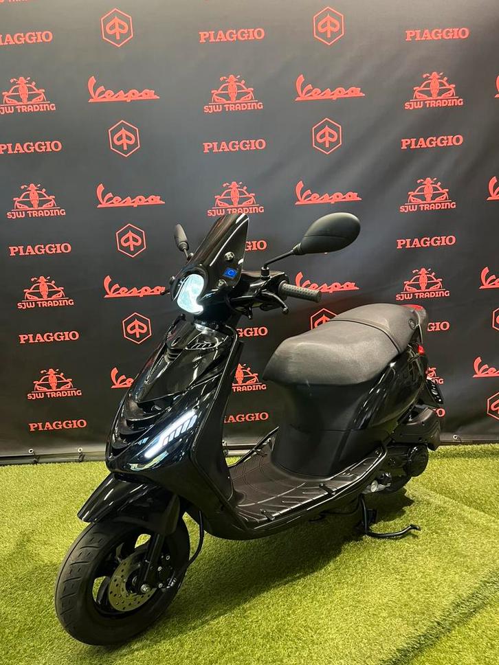 Piaggio Zip 2023 Brom! SP Black on Black Alpha Led Garantie!, Fietsen en Brommers, Scooters | Piaggio, Zip, Benzine, Ophalen of Verzenden