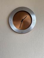 Wandklok brons-/zilverkleurig, Huis en Inrichting, Woonaccessoires | Klokken, Ophalen, Zo goed als nieuw