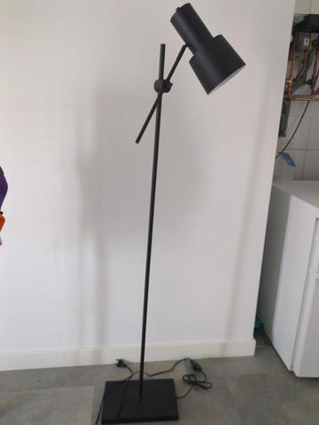 Zwart vloerlamp beschikbaar voor biedingen
