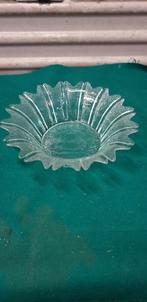 Schaal van glas met decoratieve kartel rand, Ophalen of Verzenden