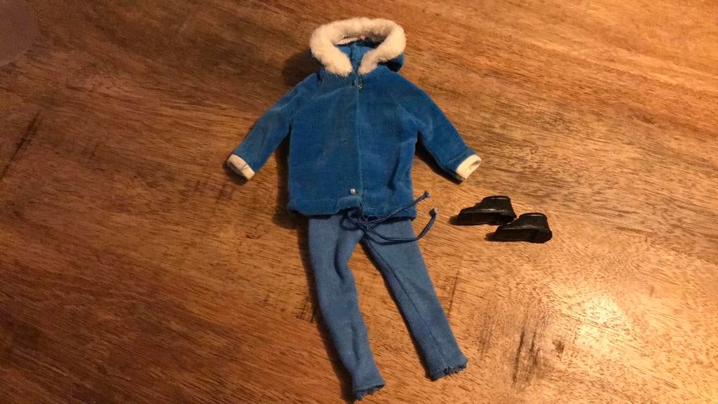 Barbie Skipak blauw jasje,met capuchon broek en skischoenen, Ophalen of Verzenden, Gebruikt, Kleertjes